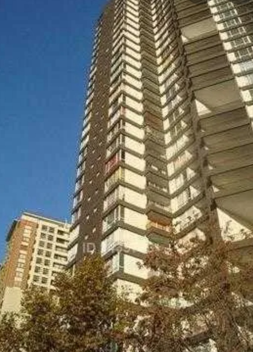 Menor de 6 años cayó desde el balcón de un edificio en el sector céntrico de Santiago