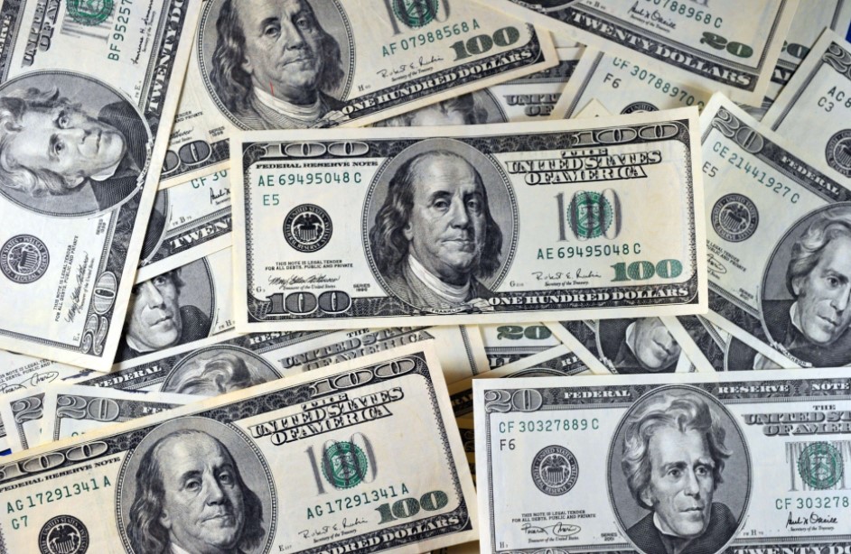 Precio del dólar baja y cierra la jornada en $824, pese a alza en el precio del cobre