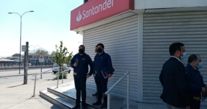 Hombre fue baleado en dos oportunidades luego de sufrir un intento de asalto en el exterior de una sucursal bancaria en Quinta Normal