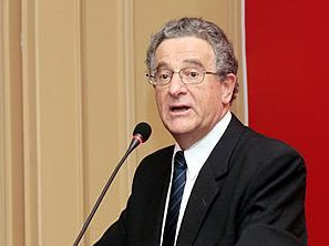 Boric suma a su campaña a ex presidente Banco Central, Roberto Zahler