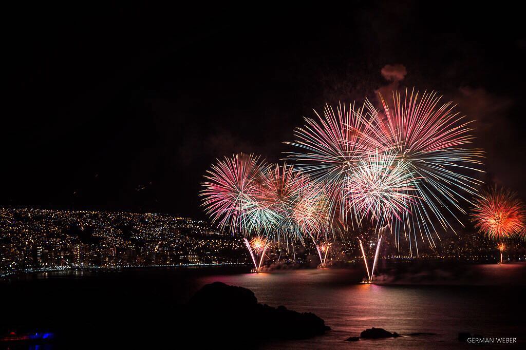Juegos artificiales sobre el mar