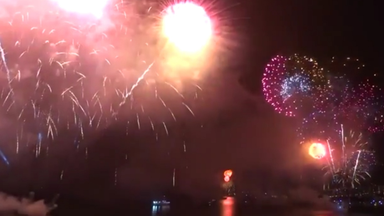 Impactante show pirotécnico en el mar