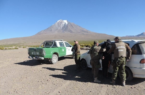 Tres policías peruanos detenidos en territorio chileno