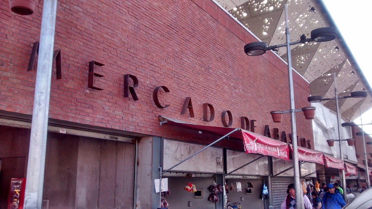 Retiran puestos ambulantes e intervienen bodegas clandestinas