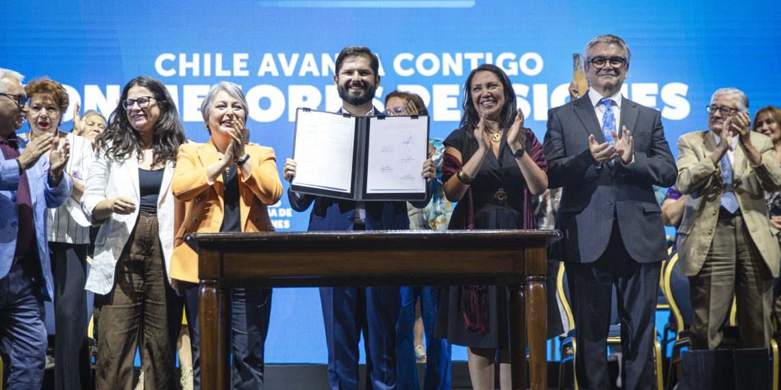Presidente Boric firma decreto que promulga la reforma previsional