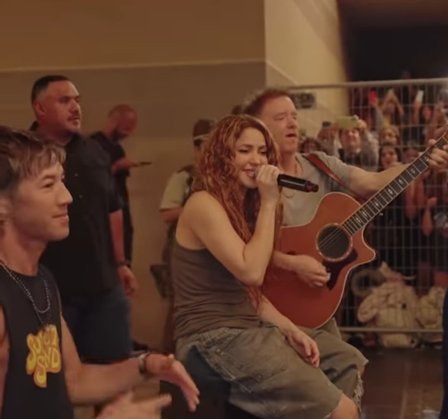 Shakira se va de Chile cantando a sus fans