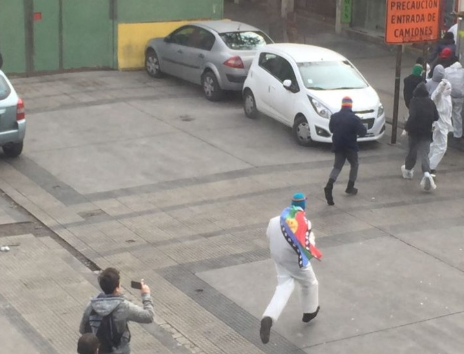 Profesor del INBA es rociado con combustible
