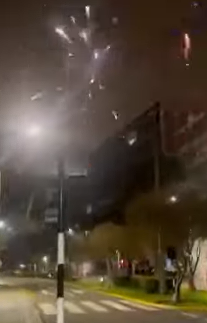 Juegos artificiales afuera del hotel de U de Chile