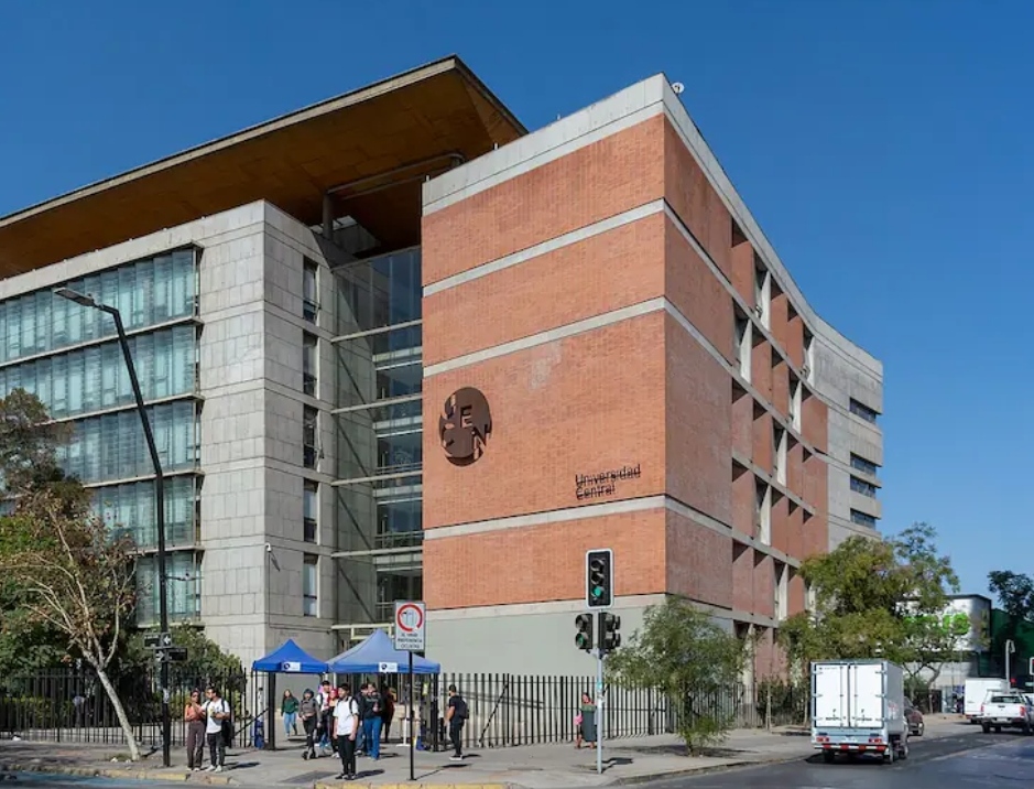 Dos estudiantes apuñalados en U. Central